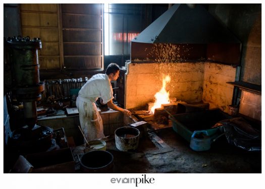 Japan Photo Guide sword smith 021